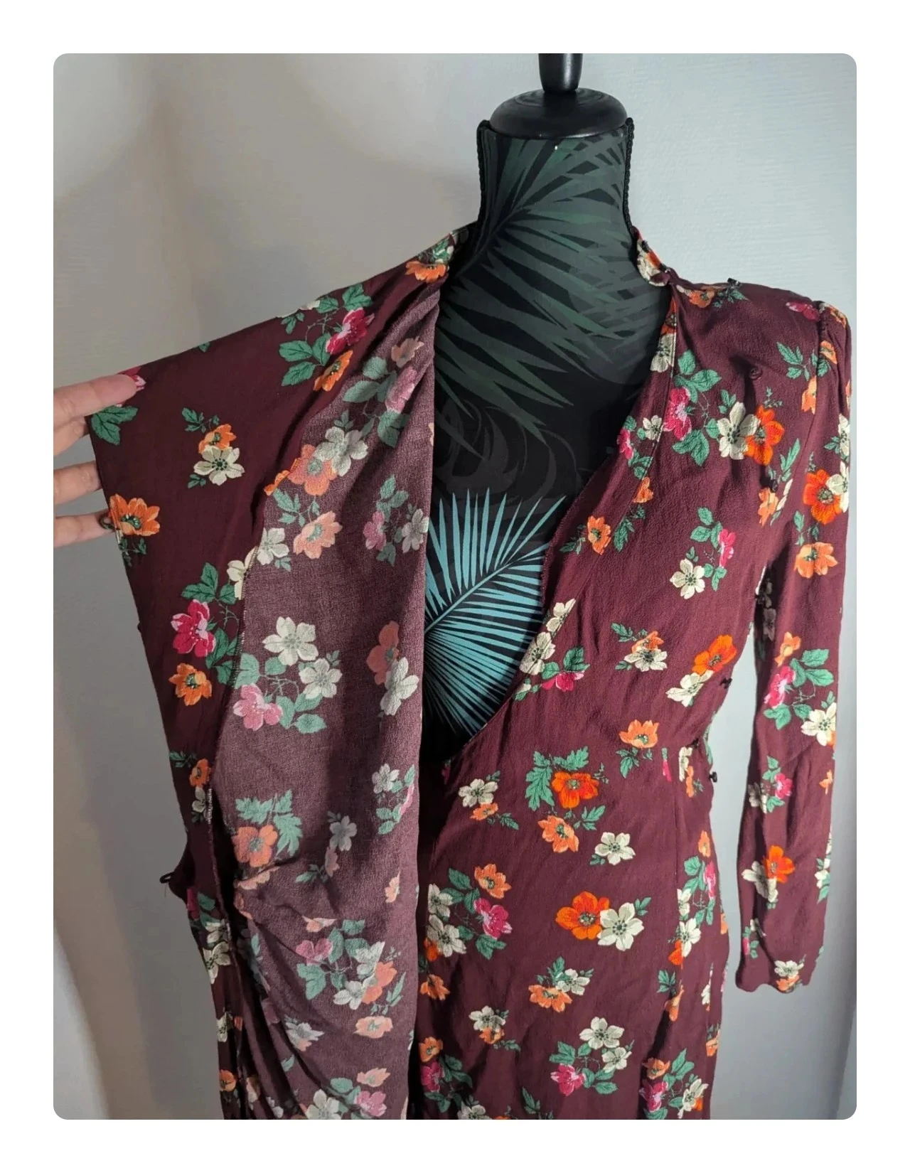 Vestido Maje "Ripito" floral bordô drapeado - Tamanho 3 (G) – photo 9